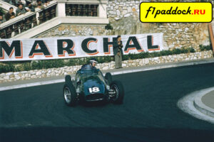 1955 год. Майк Хоторн представляет команду Vandervell Products, пилотируя Vanwall VW (55) в Гран-При Монако