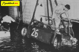 1955 год. Lancia D50 Альберто Аскари после падения итальянца в залив (Гран-При Монако)