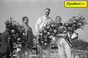 1967 год. Крис Эймон, Дэн Герни и Джеки Стюарт на подиуме Гран-При Бельгии (последняя победа Герни в Формуле-1)
