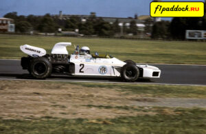 1972 год. Карлос Рёйтеманн представляет команду Motor Racing Developments, пилотируя Brabham BT34 Ford Cosworth (Гран-При Аргентины)