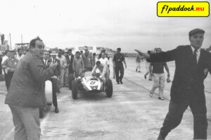 1959 год. Джэк Брэбем толкает свой Cooper T51 Coventry-Climax к финишу Гран-При США (в итоге австралиец был классифицирован в гонке на 4-м месте и завоевал титул чемпиона мира)