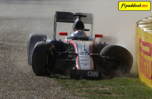 2015 год. Кевин Магнуссен разбил свой McLaren MP4-30 Honda во время 2-й тренировки перед Гран-При Австралии