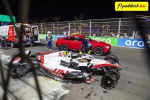 2022 год. Haas VF-22 Ferrari Мика Шумахера после его аварии во 2-м сегменте квалификации Гран-При Саудовской Аравии