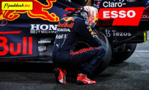 2021 год. Макс Ферстаппен после финиша Гран-При Абу-Даби благодарит свой Red Bull RB16B Honda