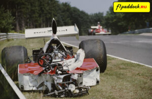 1975 год. Williams FW03 Ford Cosworth Яна Эшли после его аварии в квалификации Гран-При Германии