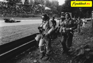 1976 год. Джеймс Хант возвращается в боксы команды McLaren после схода в Гран-При Италии