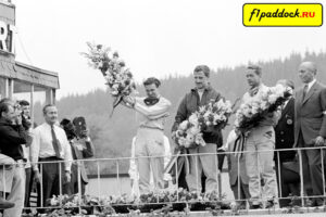 1962 год. Джим Кларк, Грэхем Хилл и Фил Хилл на церемонии награждения Гран-При Бельгии (первая победа Джима Кларка в Формуле-1, а также последний подиум Фила Хилла в Формуле-1)