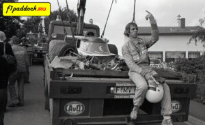 1976 год. Бретт Ланджер возвращается в боксы команды Surtees после остановки Гран-При Германии из-за авария Ники Лауды