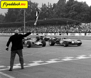 1969 год. Джеки Стюарт (20) выигрывает Гран-При Италии, финишируя впереди Йохена Риндта (4) и Жана-Пьера Бельтуаза (22)
