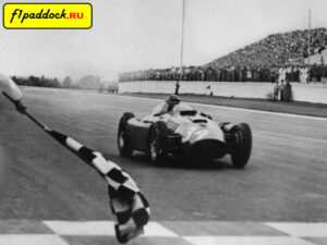 1956 год. Хуан-Мануэль Фанхио за рулём Lancia Ferrari D50 Луиджи Муссо одерживает победу в Гран-При Аргентины