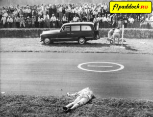 1961 год. Смертельная авария Вольфганга фон Трипса на 2-м круге Гран-При Италии (в результате аварии погибли 13 зрителей)