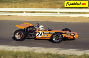 1970 год. Питер де Клерк представляет команду Gunston, пилотируя Brabham BT26A Ford Cosworth в дни проведения Гран-При Южной Африки