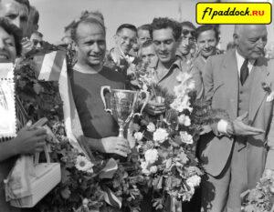 1956 год. Хуан-Мануэль Фанхио и Луиджи Муссо на церемонии награждения Гран-При Аргентины (второй случай в Формуле-1, когда победу в гонке одержали сразу два пилота, сменяя друг друга за рулём одного болида)