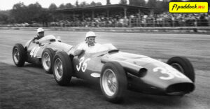 1956 год. Луиджи Пиотти (40) толкает Стирлинга Мосса (36) в боксы команды Maserati во время Гран-При Италии
