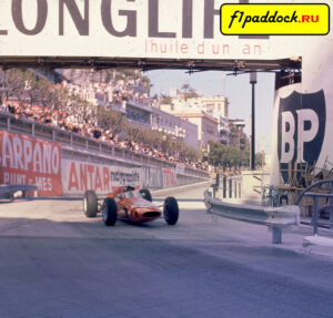 1964 год. Лоренцо Бандини за рулём Ferrari 156 Aero в Гран-При Монако