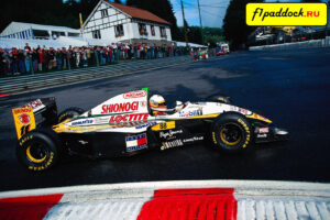 1994 год. Дебютант Филипп Адамс за рулём Lotus 109 Mugen-Honda в дни проведения Гран-При Бельгии
